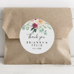 Adesivo Redondo Eucalipto Contemporâneo Obrigado Favor De Casament<br><div class="desc">Este obrigado de eucalipto contemporâneo que você me casou a favor de um adesivo redondo clássico é perfeito para um casamento simples. A design apresenta cor d'água púrpura, pincelada, bordo e adoráveis peonias burras com folhas verdes de eucalipto, inspiradora beleza artística. Faça com que a etiqueta do adesivo seja sua,...</div>