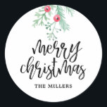 Adesivo Redondo Evergreen Christmas Holiday - Stickers Personaliza<br><div class="desc">Na moda com varetas de amora aquosa e folhagem e diz "Feliz Natal" em uma fonte moderna de escrita de pincel na moda.</div>