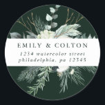 Adesivo Redondo Evergreen & Flores de Algodão Elegante Endereço de<br><div class="desc">Este adesivo redondo apresenta folhagem de inverno pintada à mão,  flores de algodão com texturas douradas e aquarela. Para personalização mais avançada deste design,  clique no link "personalizar ainda mais". Itens correspondentes também estão disponíveis.</div>