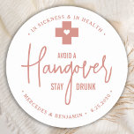 Adesivo Redondo Evite o favor de casamento Dourado para Bebado de<br><div class="desc">Evite um kit de Alivio de Bebado de suspensão! Esses benvindas de casamento divertidos são perfeitos para fazer seus próprios kits de recuperação de ressaca para seus hóspedes, essenciais se você planeja ter um bar aberto. Visite nossa coleção para favores de casamento, e favores de kit de ressaca e guardas...</div>