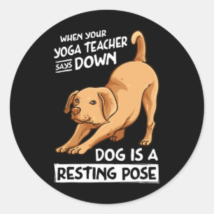 Adesivo Redondo Exercício De Ioga Cachorro É Uma Pose De Descanso