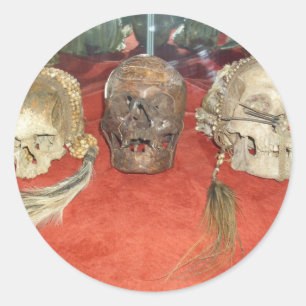 Adesivo Redondo Exposição encolhida do Voodoo das cabeças