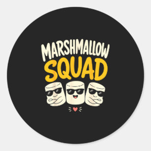 Adesivo Redondo Família de marshmallow fazendo s'mores ao redor da