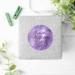 Adesivo Redondo Faux Glittery Light Purple Foil 50th Birthday<br><div class="desc">Crie seus próprios selos de envelopes de aniversário (adesivos redondos clássicos) para sua celebração especial do marco. Você pode personalizar o estilo de script de caligrafia de rico. Brilhante cintilante roxa contra uma imagem gráfica de folha de alumínio roxa fina e brilhante, de cor fina e fina, com metal. Todo...</div>
