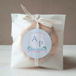Adesivo Redondo Favor bonito De Casamento De Monograma Azul E Rosa<br><div class="desc">Este design clássico apresenta uma crista de casais de aquarela com as iniciais de ambas as partes dentro. A crista é cor-de-rosa, decorada com hidrocloretos azuis e verde. Os elementos aquosos foram pintados por mim em papel de algodão a 100% e digitalizados em forma digital. Atrás da crista há um...</div>