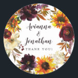 Adesivo Redondo Favor de Agradecimento de Casamento Floral Outonal<br><div class="desc">As flores dramáticas do outono incluem girassóis amarelos, peônias roxas, rosas vermelhas escuras e hortênsias brancas marfim. Elas estão aninhadas em folhas de outono e videiras para criar uma grinalda muito bonita. Os nomes do casal estão escritos em uma fonte de letra cursiva grande. O sentimento de agradecimento segue. Este...</div>