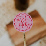 Adesivo Redondo Favor De Bachelorette Vermelho E Rosa De Moldura<br><div class="desc">Este é um adesivo ousado e moderno de bachelorette que favorece um belo tipo de letra caligráfica e tons de rosa e vermelho. Todas as cores são editáveis. // Para designs correspondentes, procure "DELILAH" na certeira loja Nicole Zazzle. * Se você gosta deste design, mas não o vê disponível para...</div>