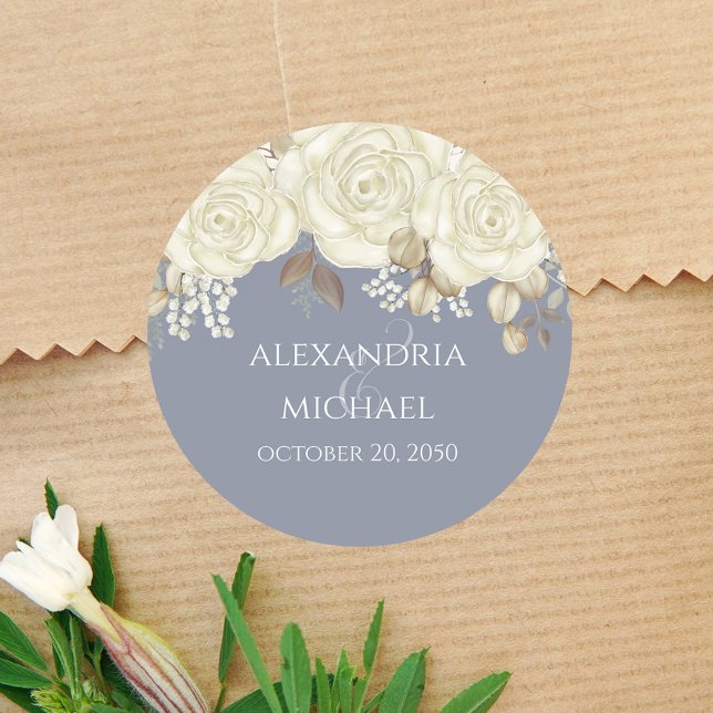 Adesivo Redondo Favor de casamento azul floral personalizado (Dusty blue wedding favor sticker with white roses. )