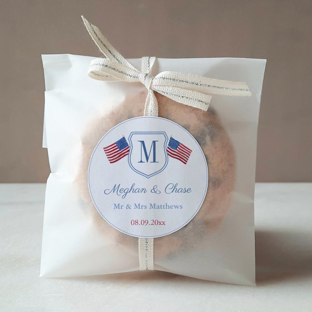 Adesivo Redondo Favor de casamento com monograma de bandeira ameri (Red White And Blue USA Flags Monogram Wedding Crest Favor Thank You Sticker )