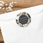 Adesivo Redondo Favor de Casamento de Cinzas Terrestres Florais Es<br><div class="desc">Este design de adereço encantador apresenta lindas flores de cor neutra com seus nomes e data de casamento. Este design eterno é uma excelente escolha para muitos estilos de eventos, do clássico ao boho. As etiquetas favoritas personalizadas fazem uma excelente adição à sua recepção de casamento ou decoração de chás...</div>