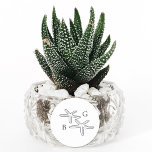 Adesivo Redondo Favor de Casamento do Monograma de Praia Minimalis<br><div class="desc">Um design de casamento de monograma de estrelas tropicais minimalista. Um simples design que usa um esboço de uma estrela para criar um elegante monograma clássico. Um charmoso design de praia tropical preto-e-branco com tipografia de escrita clássica. Uma elegante praia costeira temia o design de adereços de casamento com elementos...</div>