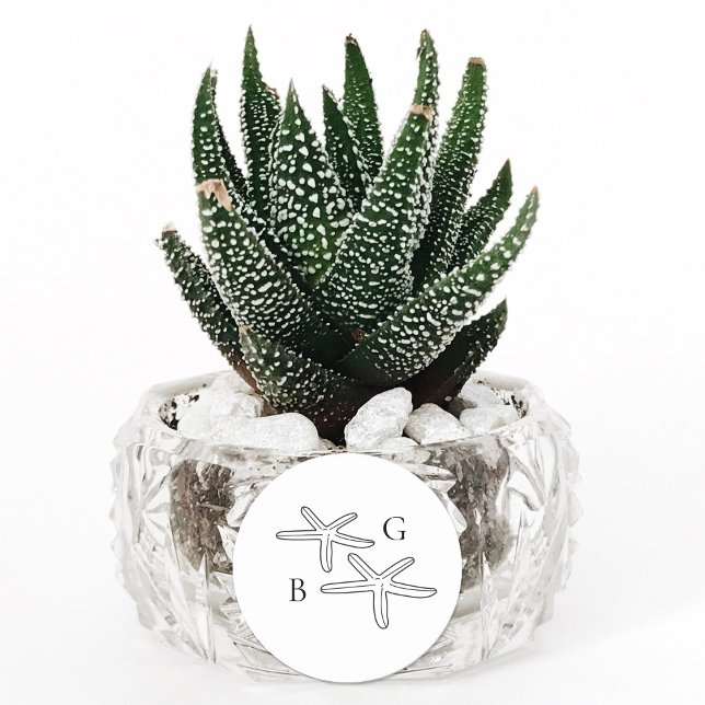 Adesivo Redondo Favor de Casamento do Monograma de Praia Minimalis (Minimalist Starfish Beach Monogram Wedding Favor Classic Round Sticker)