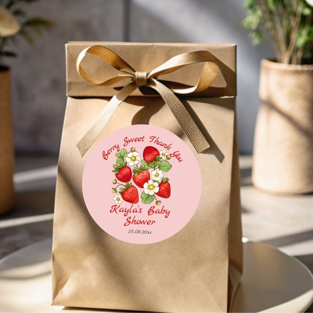 Adesivo Redondo Favor de chá de bebê doce de morango (Berry sweet strawberry baby shower thank you favor stickers baby shower favors)