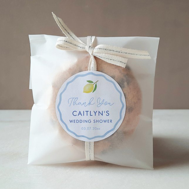 Adesivo Redondo Favor de Chuva de Noiva Boho Ondulado Limão Cítric (Boho pale blue wavy border with watercolor lemon circular favor thank you sticker)