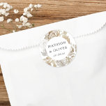 Adesivo Redondo Favor do Casamento Branca Floral Elegante Terrestr<br><div class="desc">Este design de adereço encantador apresenta lindas flores de cor neutra com seus nomes e data de casamento. Este design eterno é uma excelente escolha para muitos estilos de eventos, do clássico ao boho. As etiquetas favoritas personalizadas fazem uma excelente adição à sua recepção de casamento ou decoração de chás...</div>