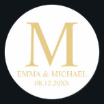 Adesivo Redondo Favor do Casamento do Monograma Elegante Branco e<br><div class="desc">Um design elegante, branco e dourado, na moda, com seu monograma, nome e data no estilo de fonte profissional de ouro em fundo branco. Clique no botão personalizar para personalizar o design escolhendo a cor que você quer e até mesmo adicionando seu próprio texto. Note-se que a folha de ouro...</div>