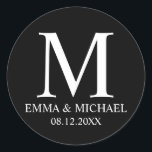 Adesivo Redondo Favor do Casamento do Monograma Elegante Preto e B<br><div class="desc">Um na moda elegante e preto,  branco,  com o seu monograma,  nome e data em estilo de fonte profissional branco sobre fundo preto.</div>