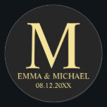 Adesivo Redondo Favor do Casamento do Monograma Elegante Preto e D<br><div class="desc">Um design elegante preto e dourado,  na moda,  com seu monograma,  nome e data em estilo de fonte profissional de ouro em fundo preto. Note-se que a folha de ouro apresentada no produto é um efeito impresso e não uma folha de ouro real.</div>