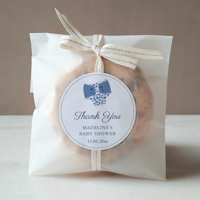 Adesivo Redondo Favor do Chá de fraldas da Chinoiserie Fralda Bran (Classic Blue And White Chinoiserie Pattern Diaper Shape Baby Shower Favor Sticker)