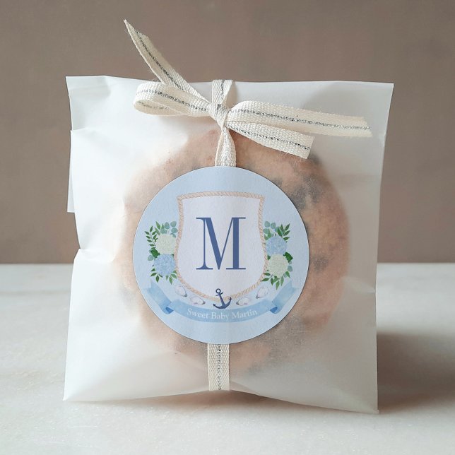 Adesivo Redondo Favor do Chá de fraldas Monograma Costeiro do eter (Blue and white coastal monogram crest favor stickers for a stylish baby shower to welcome a baby boy)