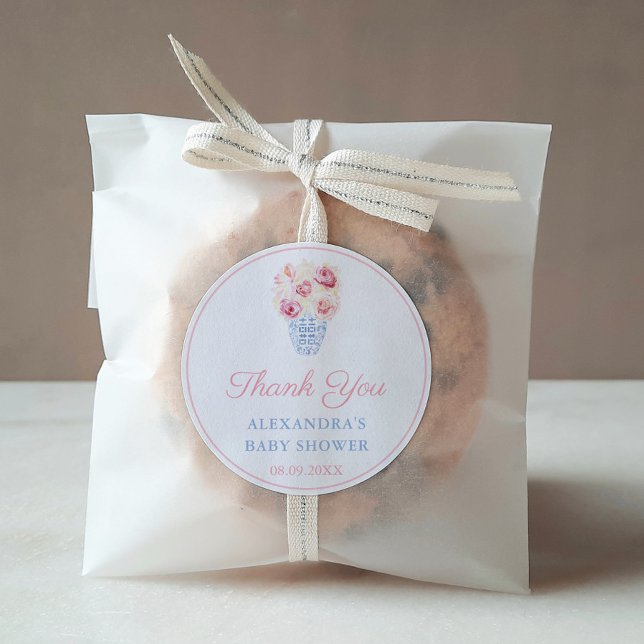 Adesivo Redondo Favor do Chá de panela Azul Rosa Elegante (Pretty Pink Roses In Pale Blue And White Ginger Jar Thank You Baby Shower Favor Sticker Design)