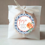 Adesivo Redondo Favor do Watercolor Orange Spritz Grazie<br><div class="desc">Este elegante design tem um tema italiano Aperol Spritz com sotaques cítricos. A ilustração frontal é uma projeção aquosa de Aperol com cobertura de laranja e erva. É divertido e caprichoso,  perfeito para festas elegantes e lanchonetes.</div>