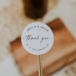 Adesivo Redondo Favor Personalizado de Casamento de Script Moderno<br><div class="desc">Este é um adesivo elegante e moderno personalizado com uma bela fonte caligráfica e design minimalista. Edite o texto mais* e todas as cores. // Para itens correspondentes, visite a coleção "ALICE" na certeira loja Nicole Zazzle. * Se você gosta deste design, mas não o vê disponível para algo que...</div>