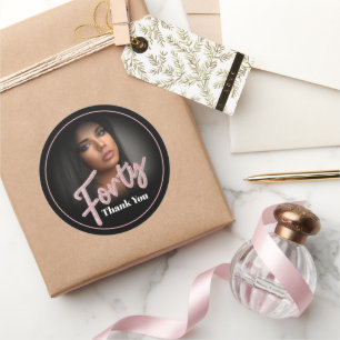 Adesivo Redondo Favor rosa do rosa aniversário de 40 anos de scrip