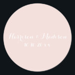 Adesivo Redondo Favoritos de casamento personalizados do Monograma<br><div class="desc">Palha rosa-rosada Elegante Casamento personalizado Monograma Clássico Redondo Texto personalizado Favorecimento de presente Clássico Redondo Letras brancas,  fundo cor-de-rosa pincelado</div>