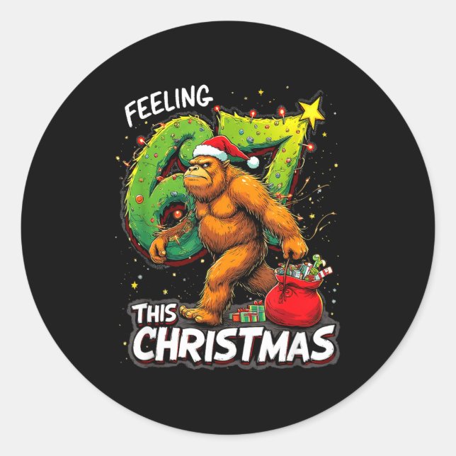 Adesivo Redondo Feeling 67 Funny Christmas Bigfoot Holiday  (Frente)