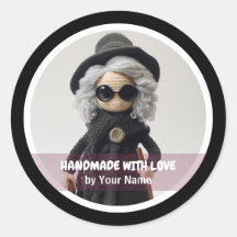 Feita à mão com amor, a senhora crochet é negra