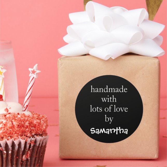 Adesivo Redondo Feito à Mão Com Muito Amor por Nome Branco Preto (Festa)