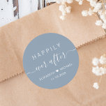 Adesivo Redondo Felicidade Eterna Pó Azul Casamento<br><div class="desc">Adicione um toque romântico final ao seu dia de casamento com estes adesivos de casamento Happily Ever After — uma maneira atemporal de personalizar seus save the dates, lembrancinhas, convites ou cartões de agradecimento. Com uma elegante fonte de caligrafia em um fundo azul poeirento com texto branco suave, estes adesivos...</div>