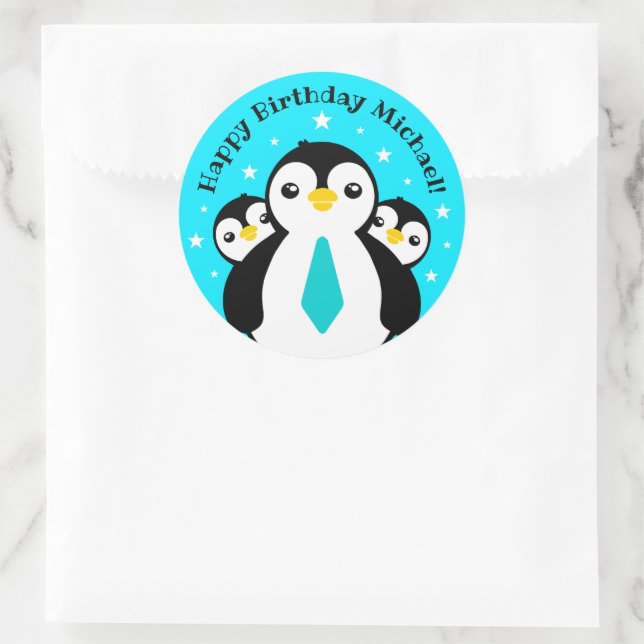 Adesivo Redondo Feliz Aniversário Bonito Pinguins Pescoços Azuis (Bolsa)