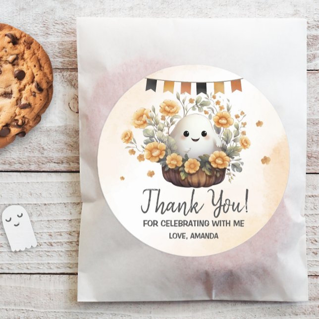 Adesivo Redondo Feliz Aniversário do Halloween (Add a touch of cuteness to your Halloween birthday celebration with this adorable ghost design.)