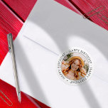 Adesivo Redondo Feliz Aniversário Foto Personalizada Simples<br><div class="desc">Este design simples e moderno é composto por tipografia de serifa e adiciona uma foto personalizada. Use este adesivo como uma etiqueta de presente para o presente para o celebrante de aniversário</div>