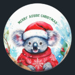 Adesivo Redondo Feliz Aussie Christmas Koala<br><div class="desc">Um Natal Aussie muito Feliz com este coala fofo Este coala peludo é um nativo da Austrália que eles são facilmente reconhecíveis pelo seu corpo escondido e cabeça grande com orelhas redondas,  lisas e nariz grande e em forma de colher.</div>