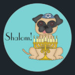 Adesivo Redondo Feliz Cão Chanucá-Pug com Menorah<br><div class="desc">Este adesivo muito fofo tem um pequeno cão Pug,  vestindo um yarmulke azul com uma Estrela de David e uma Menorah sentada na frente dele. Você pode personalizar o texto de "Shalom!" se desejar,  ou excluir.</div>