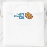 Adesivo Redondo Feliz Challah Days Hanukkah Chanukah<br><div class="desc">Apresenta uma ilustração original de um pão de chalá trançado, com HAPPY CHALLAH DAYS em uma fonte divertida. Excelente para Hanukkah! Esta ilustração também está disponível em outros produtos. Não vê o que está procurando? Precisa de ajuda para a personalização? Entre em contato com Rebecca para ter algo projetado só...</div>