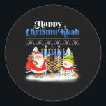 Adesivo Redondo Feliz Chrismukkah Natal Judeu Hanukkah<br><div class="desc">Papais noeis De Natal Meninos Jovens Jovens Homens. Engraçada fantasia de teatro humor para aqueles que acreditam em Papai Noel,  adoram Deer,  Reindeer,  Elf,  Elves,  cantando canções,  decorações de festas,  árvore,  chapéu,  meias Este Natal com Gráfico é presente de Natal excelente</div>