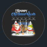 Adesivo Redondo Feliz Chrismukkah Natal Judeu Hanukkah<br><div class="desc">Papais noeis De Natal Meninos Jovens Jovens Homens. Engraçada fantasia de teatro humor para aqueles que acreditam em Papai Noel,  adoram Deer,  Reindeer,  Elf,  Elves,  cantando canções,  decorações de festas,  árvore,  chapéu,  meias Este Natal com Gráfico é presente de Natal excelente</div>