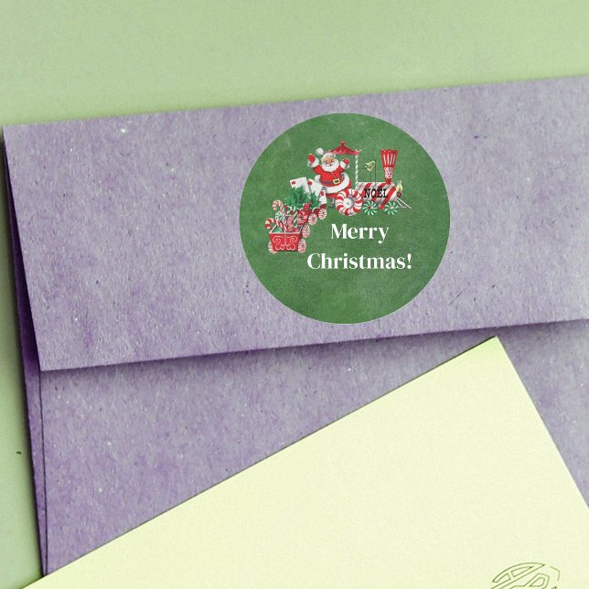 Adesivo Redondo Feliz Comboio De Natal Com Papais noeis Doces Verd (Santa Claus on red white Merry Christmas train with candy and letters to Santa on Green sticker.)