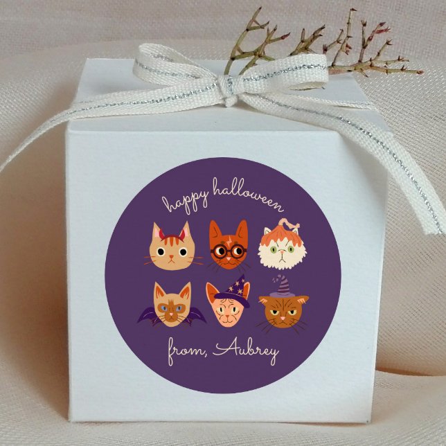 Adesivo Redondo Feliz Dia das Bruxas Gatos Bonitos em Figurino (Criador carregado)