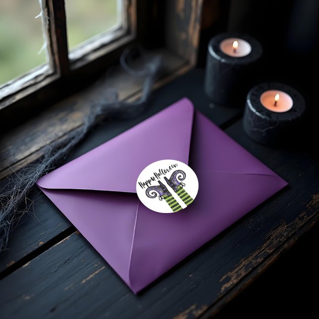 Adesivo Redondo Feliz Dia das Bruxas Malvadas da Brincadeira (Whimsical Fun Wicked Witch Happy Halloween Classic Round Sticker)