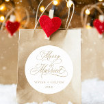 Adesivo Redondo Feliz Dourada e casado no 1º Natal<br><div class="desc">Escrito elegante e romântico de caligrafia suave "Feliz e casado" com seus nomes e ano. Para uma personalização mais avançada deste design,  clique no BOTÃO FERRAMENTA DESIGN AZUL acima!</div>