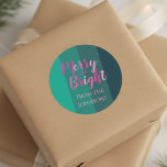 Adesivo Redondo Feliz e Bright Christmas Family Name Green Pink<br><div class="desc">Este é um brilhante e moderno, Natal, Feliz e Bright design. É em cor-de-rosa e verde com script de tipografia na moda e faixa verde-chic. Tem a mensagem "Feliz e Brilho!" "Dos Johnsons". Ideal para o seu presente de Natal, selos de envelopes, e selos de festas nesta época festiva. Para...</div>