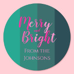 Adesivo Redondo Feliz e Bright Christmas Family Name Green Pink<br><div class="desc">Este é um brilhante e moderno, Natal, Feliz e Bright design. É em cor-de-rosa e verde com script de tipografia na moda e faixa verde-chic. Tem a mensagem "Feliz e Brilho!" "Dos Johnsons". Ideal para o seu presente de Natal, selos de envelopes, e selos de festas nesta época festiva. Para...</div>