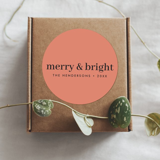 Adesivo Redondo Feliz e Brilho | Mínimo Vermelho macio de Natal (“Merry & Bright” round stickers by Guava, in soft coral)