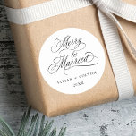 Adesivo Redondo Feliz e casado no 1º Natal<br><div class="desc">Escrito elegante e romântico de caligrafia suave "Feliz e casado" com seus nomes e ano. Para uma personalização mais avançada deste design,  clique no BOTÃO FERRAMENTA DESIGN AZUL acima!</div>