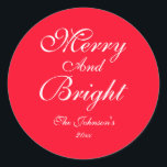 Adesivo Redondo Feliz E Letra Brilhante Nome Chic Red Christmas<br><div class="desc">Feliz E Letra Brilhante Nome Chic Red Christmas Classic Round Sticker. Clique em personalizar este modelo para personalizá-lo com o nome da família ou qualquer nome e o ano de forma rápida e fácil. O feliz e o Bright Script Name Chic Red Christmas Classic Round Sticker, faz parte da Coleção...</div>